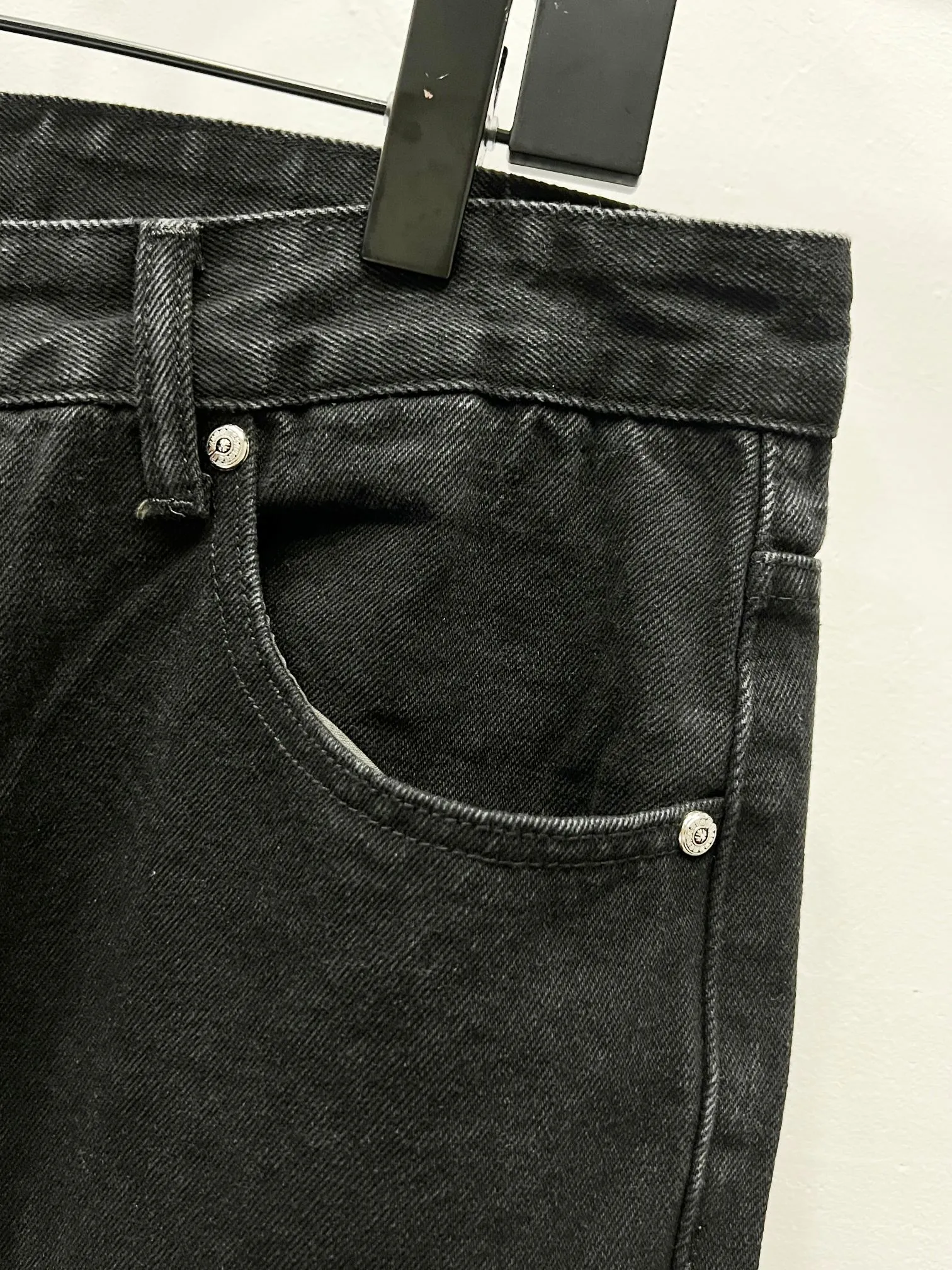 P260 Style number: (K710) Style number: (K550) Chrome Hearts & Chrome Hearts CH city limited series Sanskrit cross patch leather jeans need to be washed and then disassembled and hand-stitched with sheepskin cross leather and then spliced ​​together to complete. The whole process is too complicated to explain. The texture can be seen in the hand, and it looks good. The styles with different washed textures are very friendly to people with thin legs and thick legs. The straight version is very flattering to the leg shape. The moderate length is timeless and can be matched easily and casually. It is the basic styling foundation for various styles and is a must-have in the wardrobe! The fabric is stiff but also makes the upper body soft without losing texture. The washing process is even more perfect. It is a must-have item for everyone! ! ! Washed wheat, hang tag, pants label, three labels are complete, the upper body effect is particularly stiff and stylish, super stylish, same style for men and women - Color: orange and orange Size: 28 30 32 34